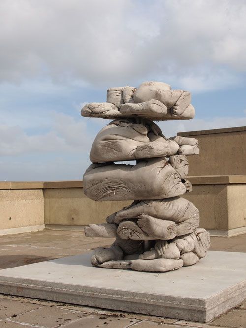 Beeld van Catinka Kersten in Beelden aan Zee, Scheveningen. titel En iedereen hield de adem in tijdens die fractie van eeuwen